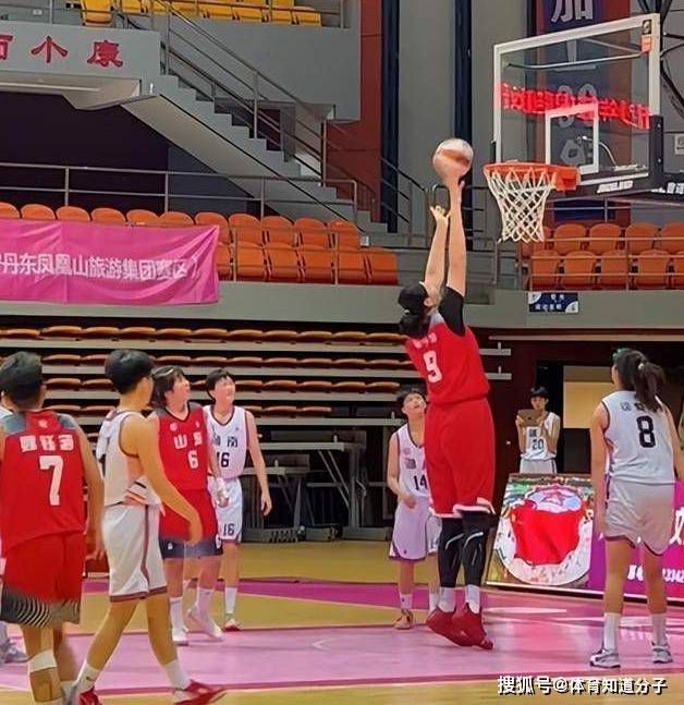 于是，他低着头，开口道：对不起，是我一时冲动，砸了施神医的店，还请叶大师原谅。